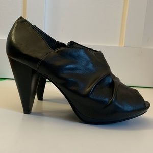 Juniors Black Mudd open toe heel- size 6.5